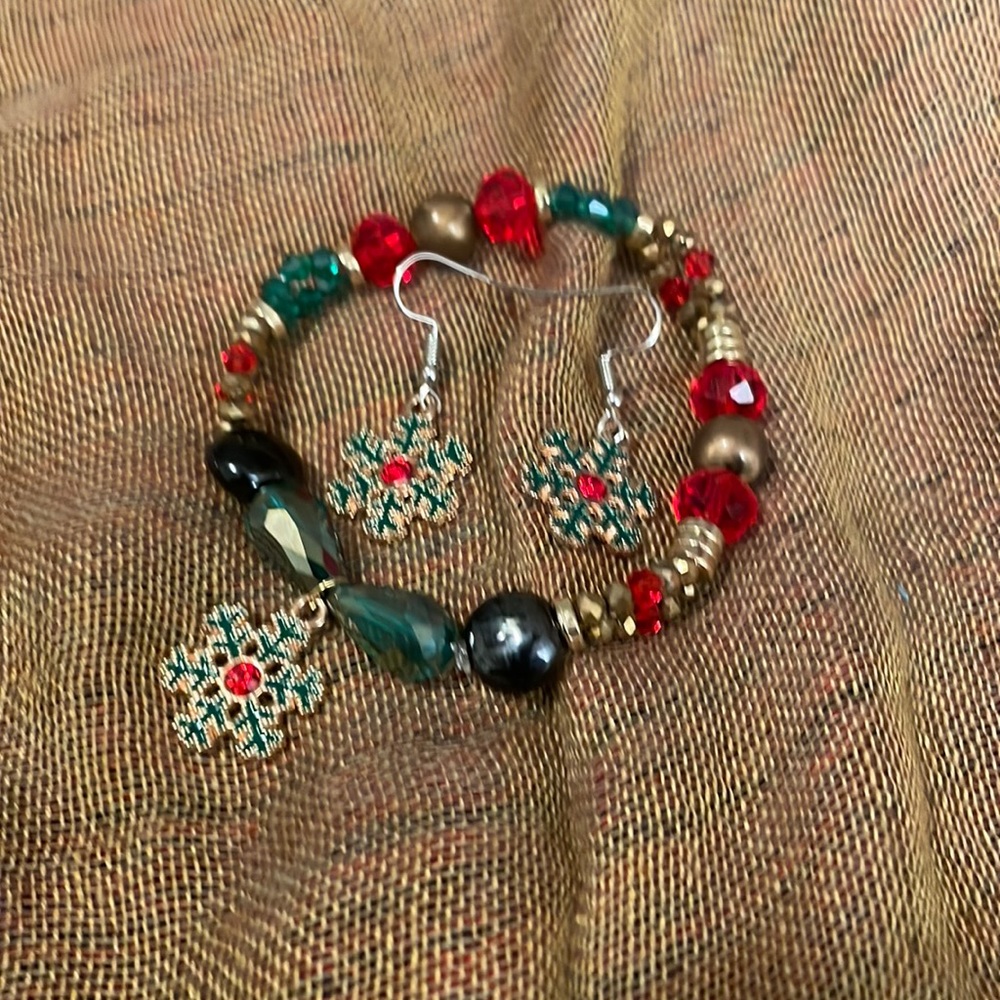 2/25 Handmade Unique Christmas Colours Holiday Snowflake Bracelet & Earrings Set